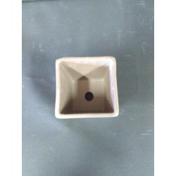 Maceta cuadrada 8.5x8.5x7.3cm.